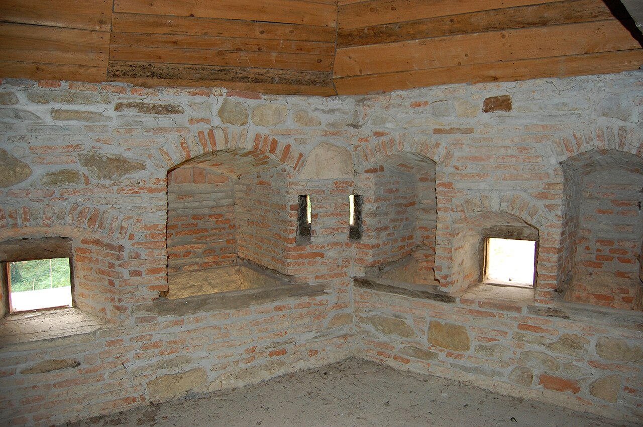 Interior de bastion, cu goluri defensive și lemn la nivelul planșeului.
