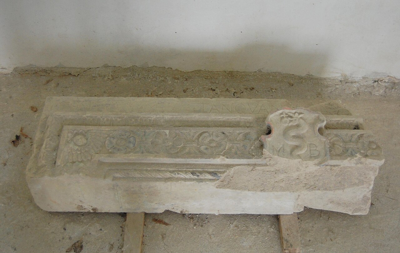 Ancadrament renascentist din piatră, cu profilaturi și decor sculptat.