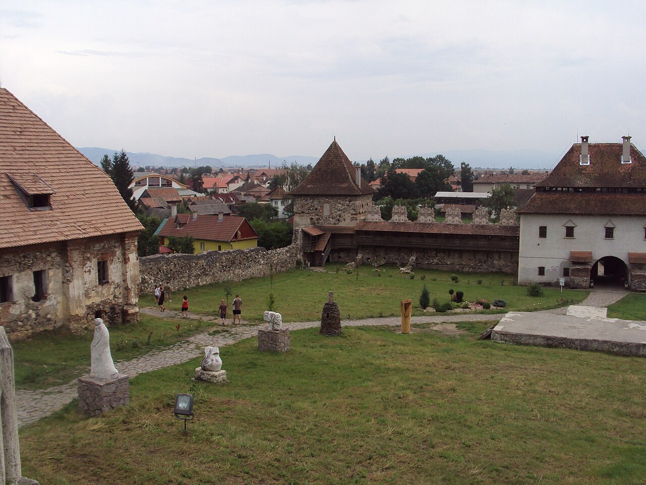 Curtea și latura de intrare văzute de la un nivel superior; nu este aeriană.