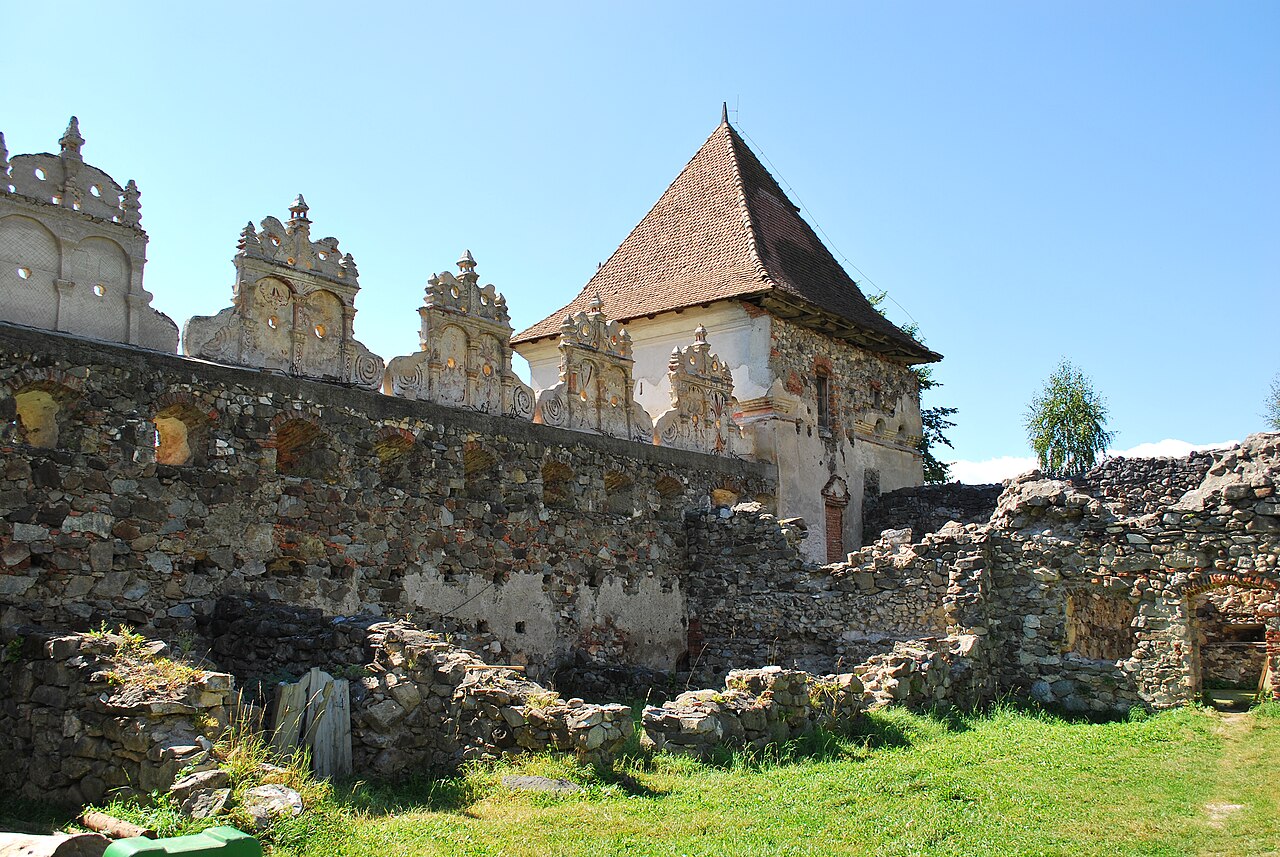 Bastionul și zidul cu coronament decorativ, alături de zidării degradate.