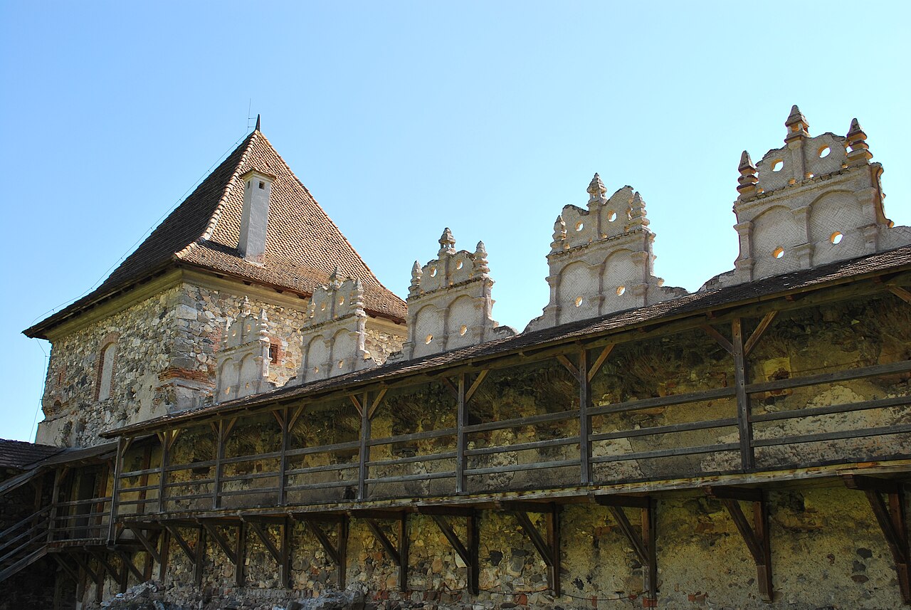 Galeria de lemn, zidul incintei și bastionul din capăt.
