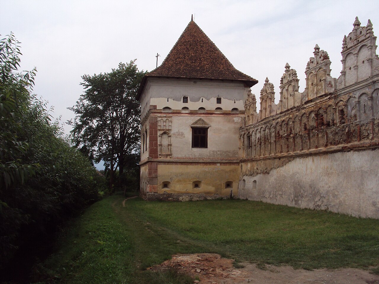 Bastionul de colț și zidul lung, privite oblic din exterior.