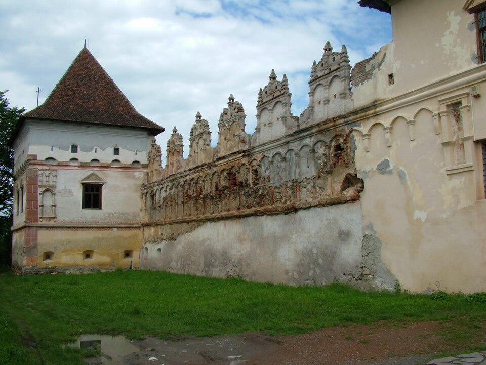 Zidul sudic cu coronament sculptat și bastionul alăturat.
