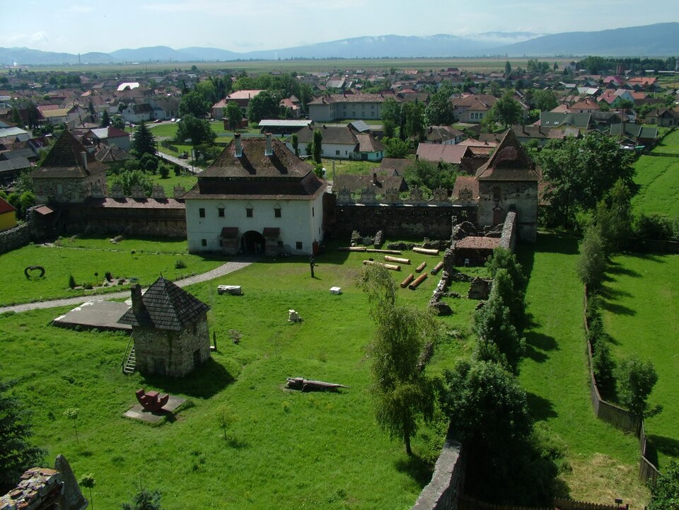 Curtea și latura porții, privite de la înălțime din castel.