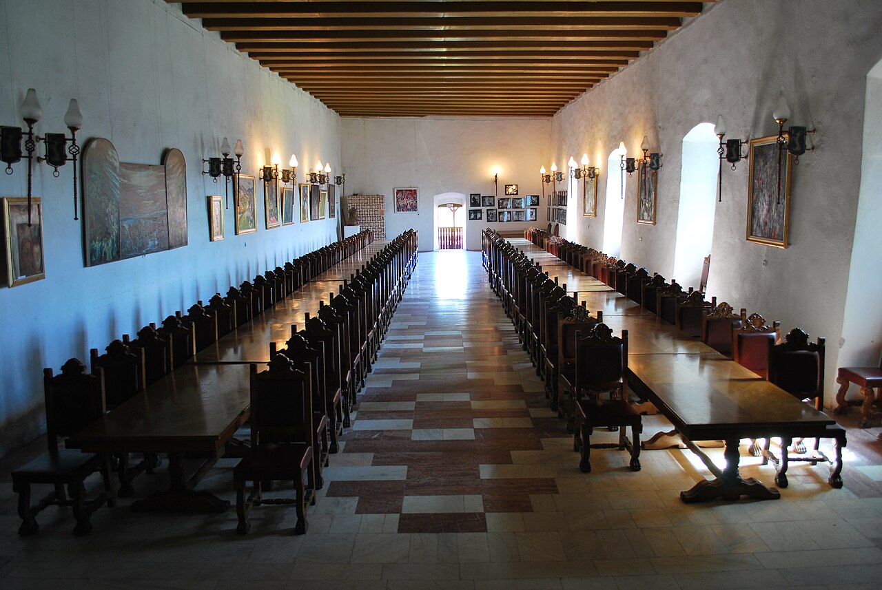 Sala Cavalerilor, vedere longitudinală cu tavan de lemn și ferestre laterale.