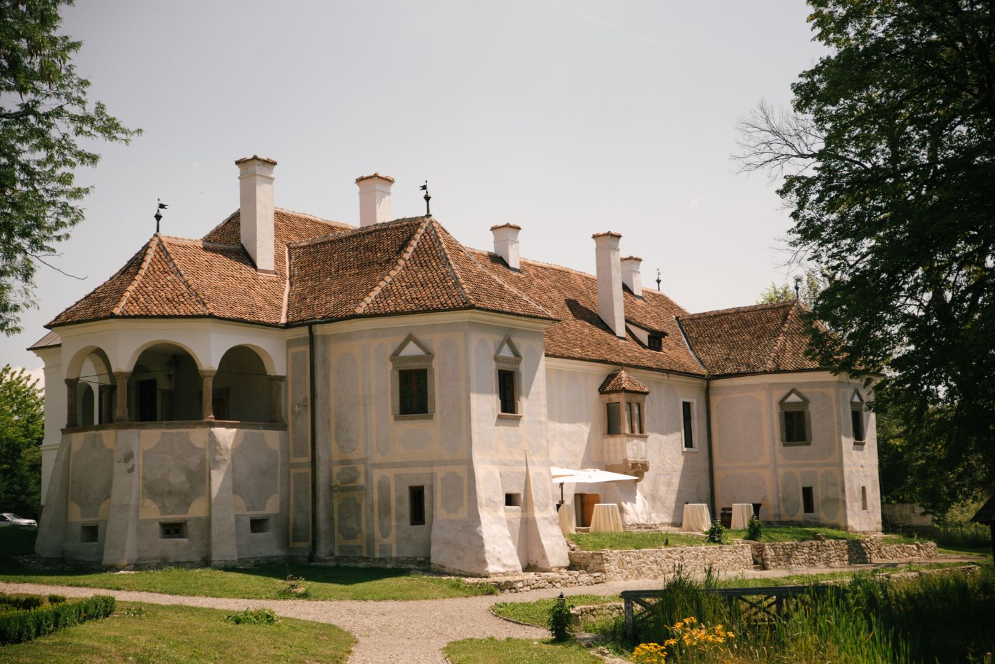 Pavilion lateral cu arcade, soclu și acoperiș, dinspre grădină.