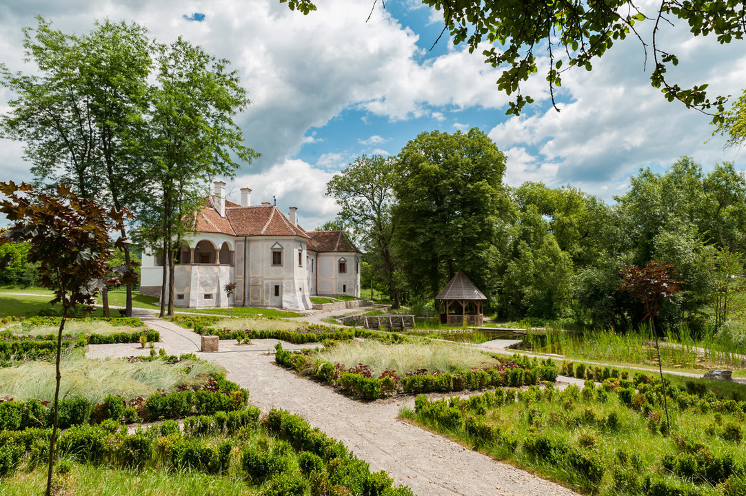 Castelul și grădina geometrică, vedere de context de la sol.
