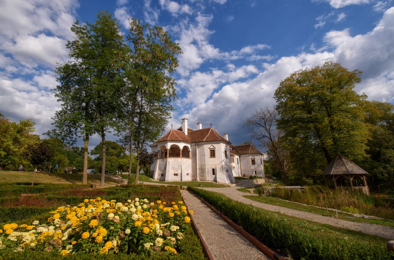Castelul și foișorul privite de-a lungul aleii din grădină.