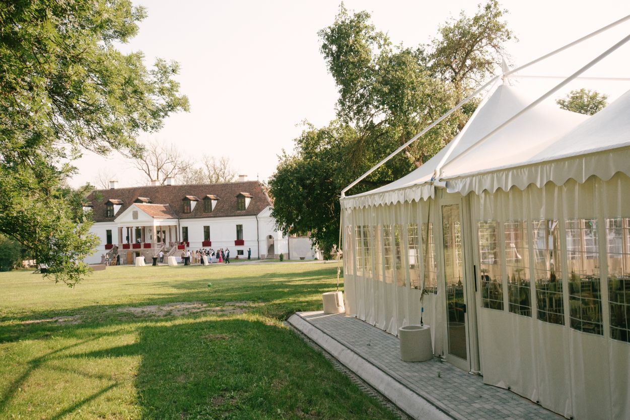 Castelul și cortul temporar de evenimente, privite din parc.