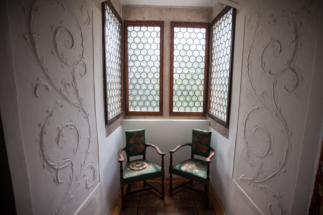 Interior: fereastră, nișă și stucatură decorativă.