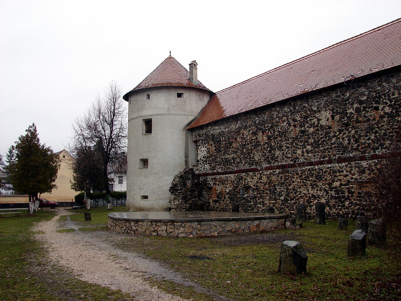Turnul rotund tencuit și racordul cu zidul exterior.