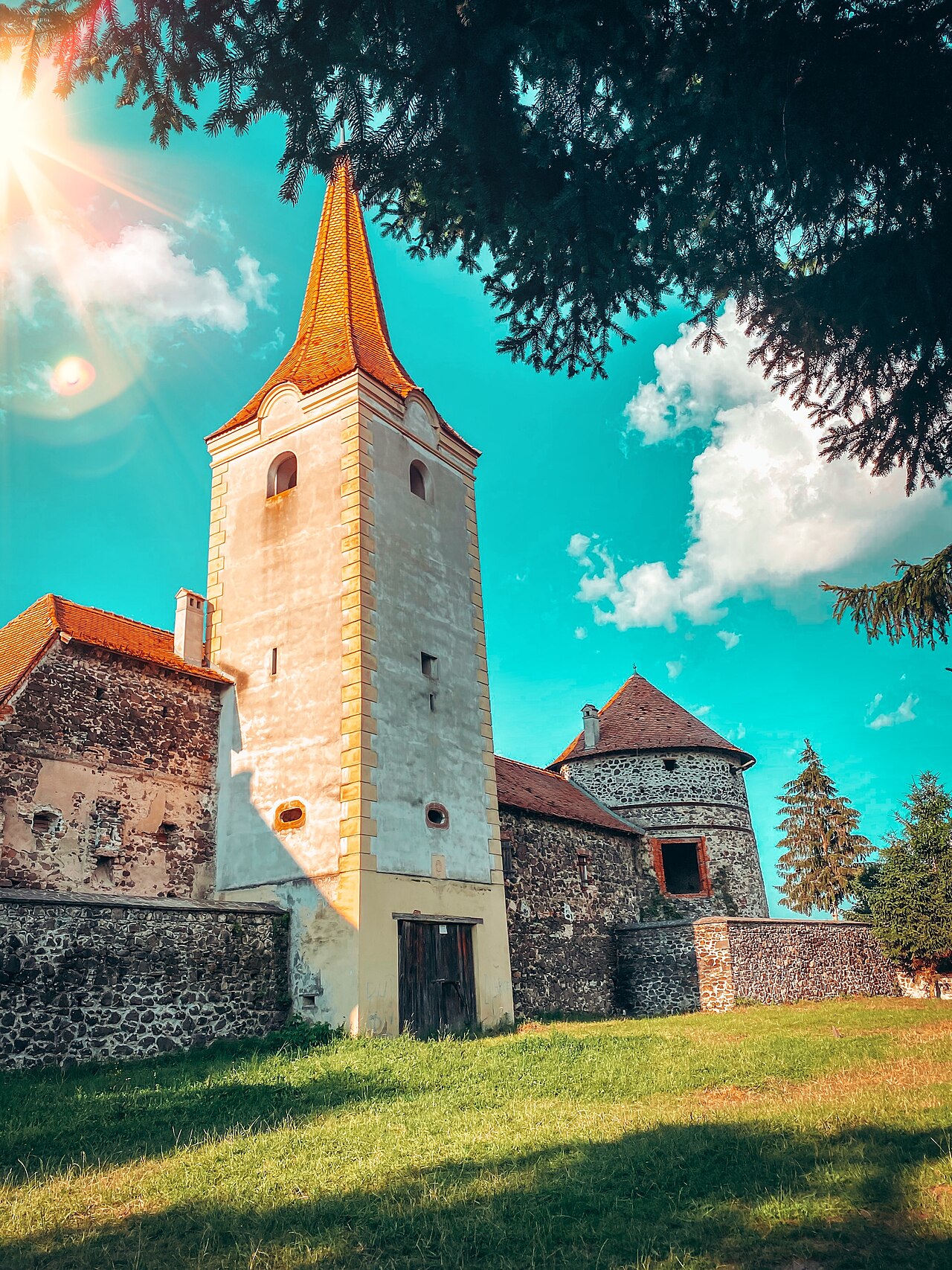 Turnul porții privit oblic, cu prelucrare cromatică accentuată a fotografiei.