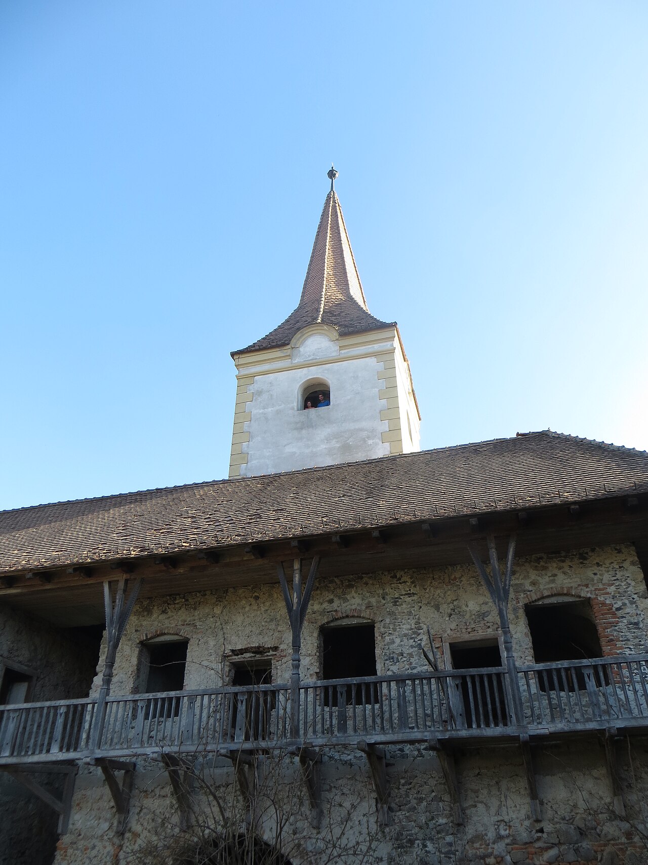 Galeria aripii de intrare și turnul rectangular, în contraplonjeu.