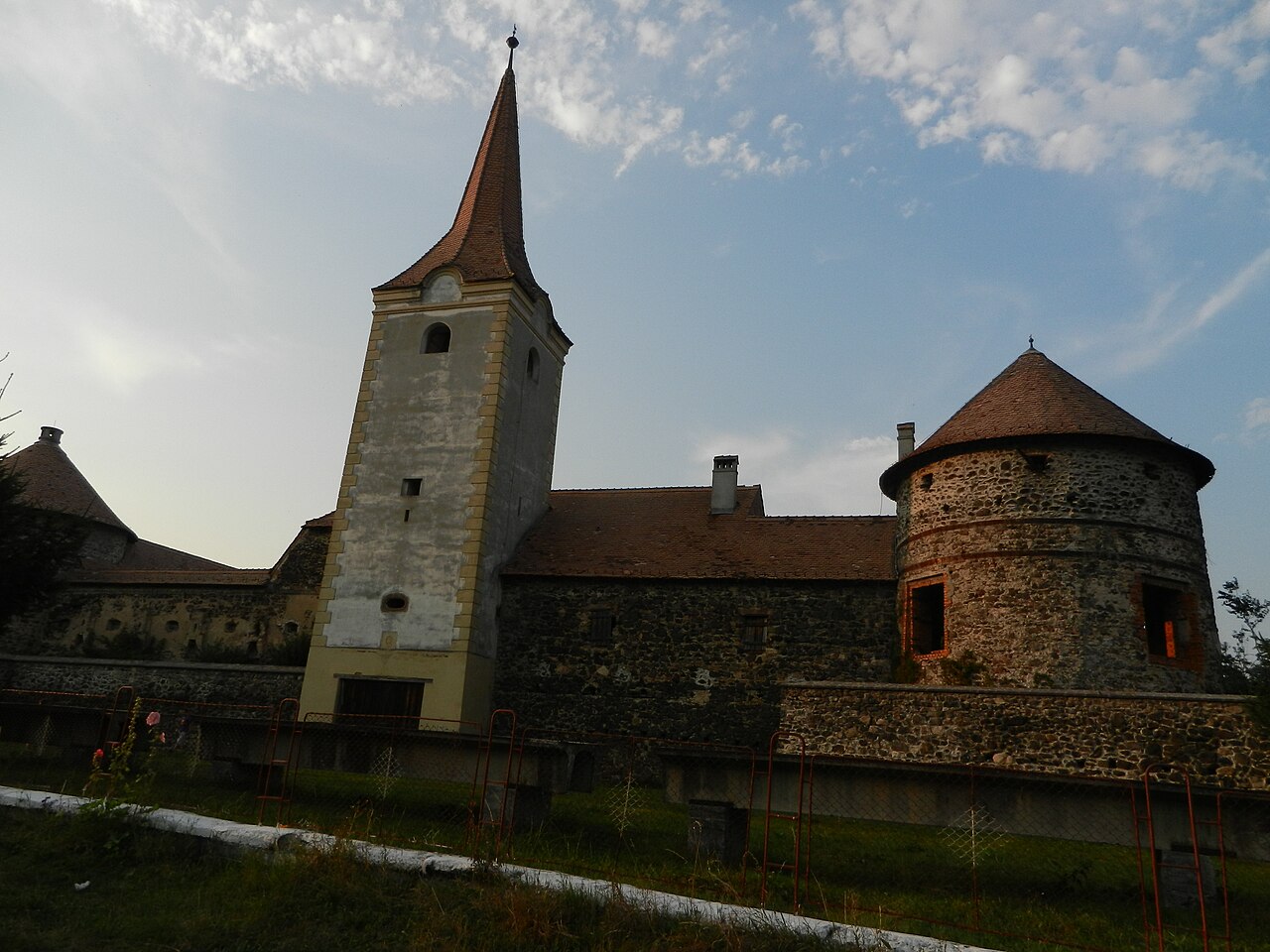 Turnul porții, aripa și un turn rotund în lumină de apus.