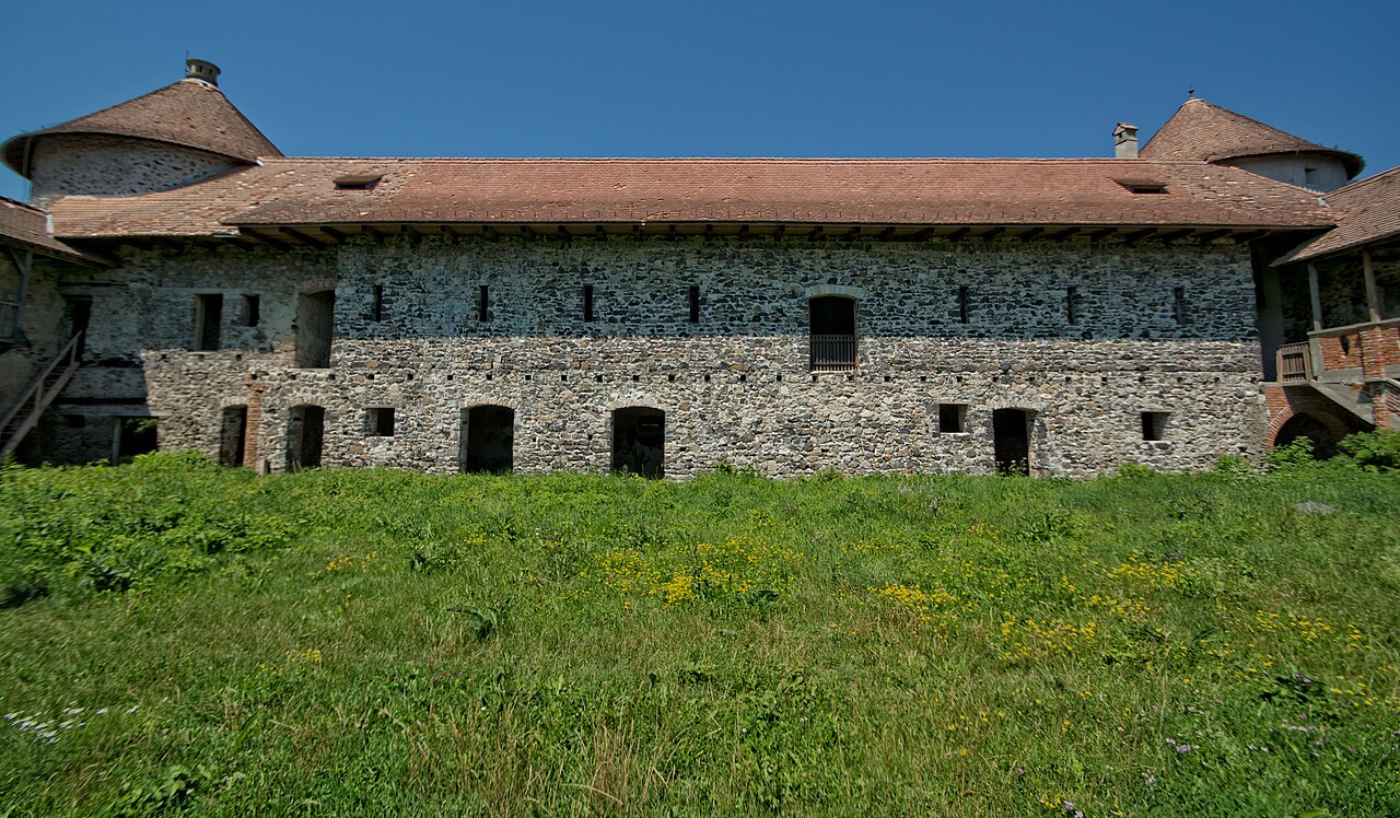 Aripa lungă din curte, golurile ferestrelor și acoperișul.