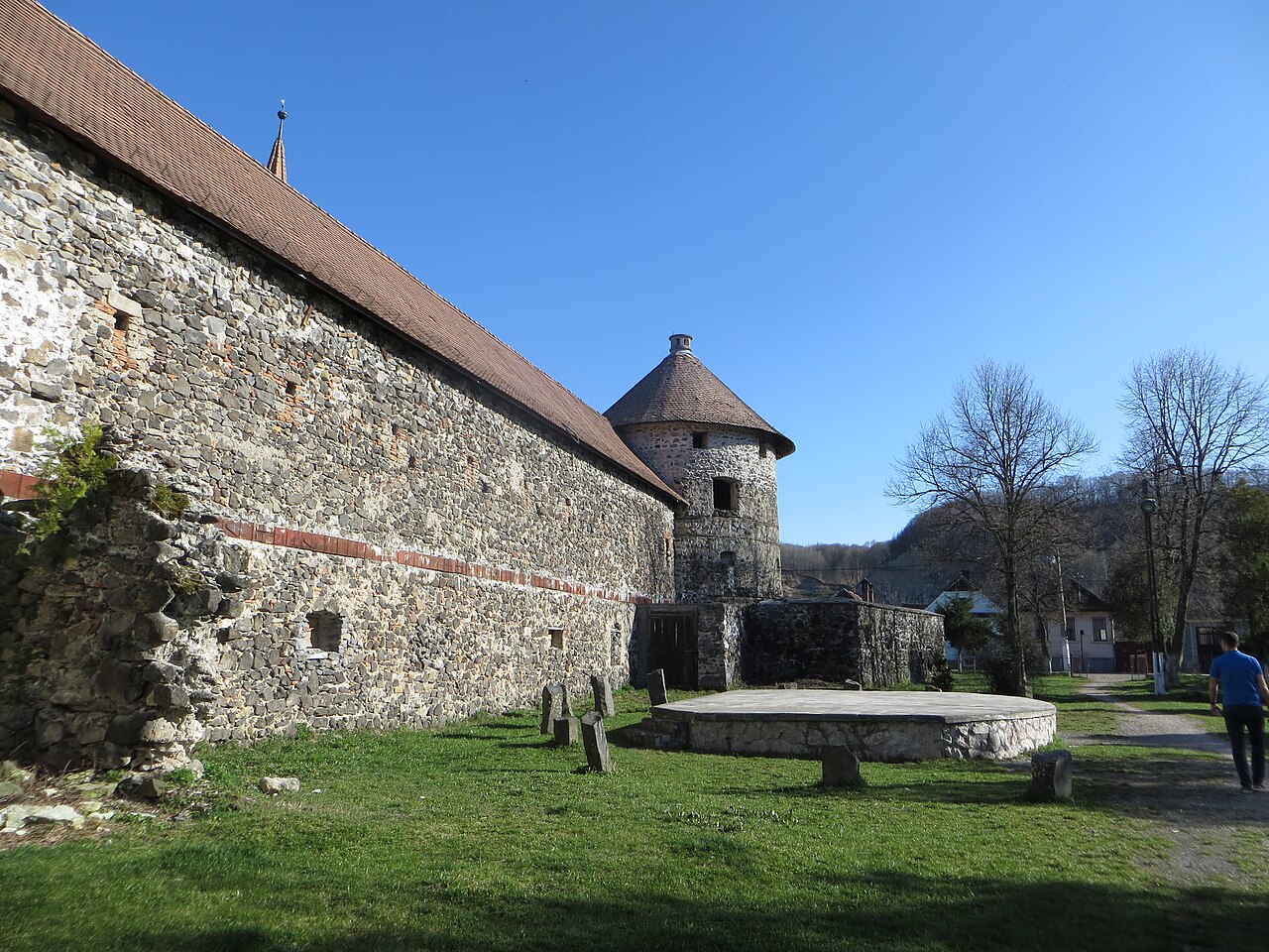 Zidul exterior și turnul văzute oblic de-a lungul laturii.