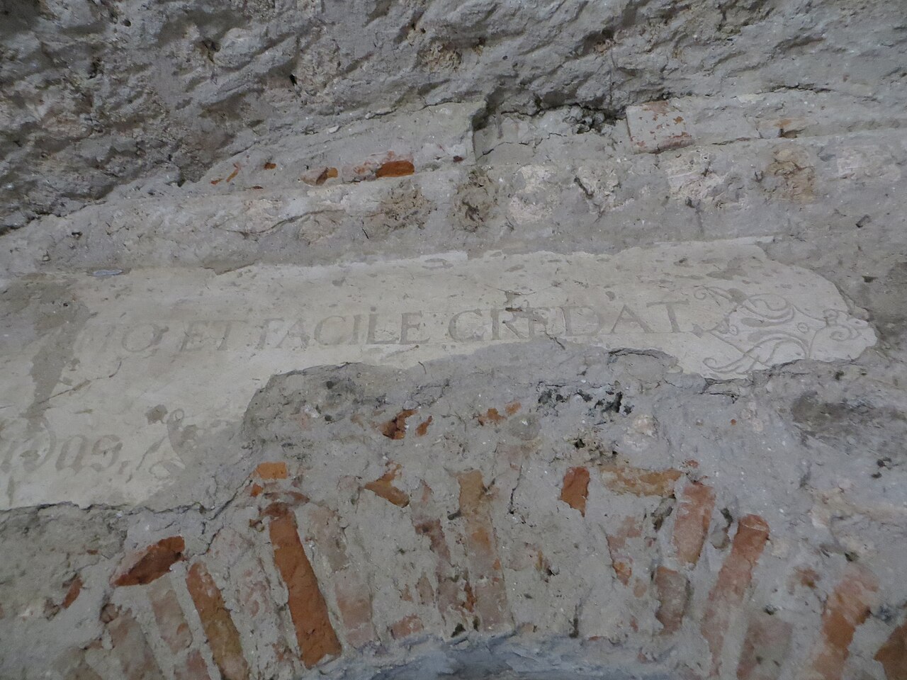 Fragment de pictură murală și inscripție în interior.