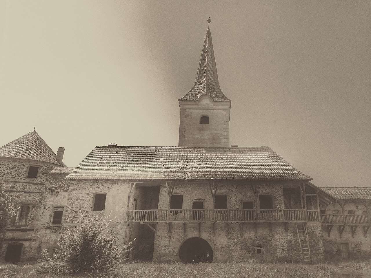 Fotografie istorică a aripii porții și curții; stare diferită de fotografiile color.