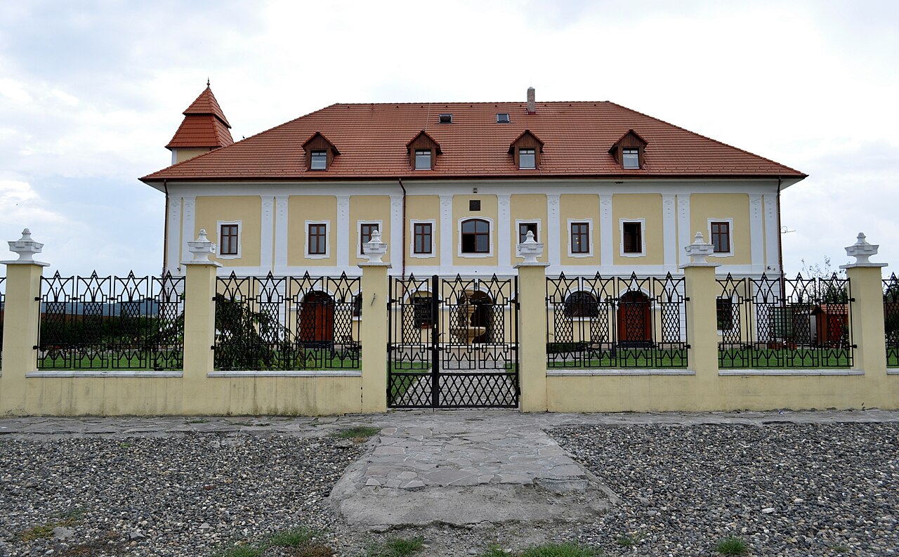 Castelul văzut frontal prin poarta domeniului.