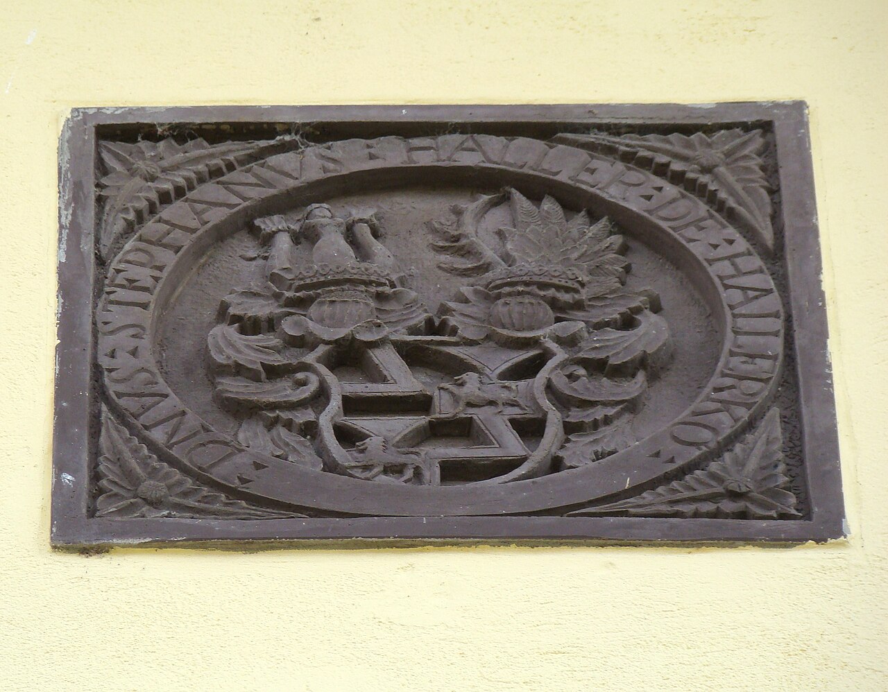 Placă heraldică sculptată pe fațadă.