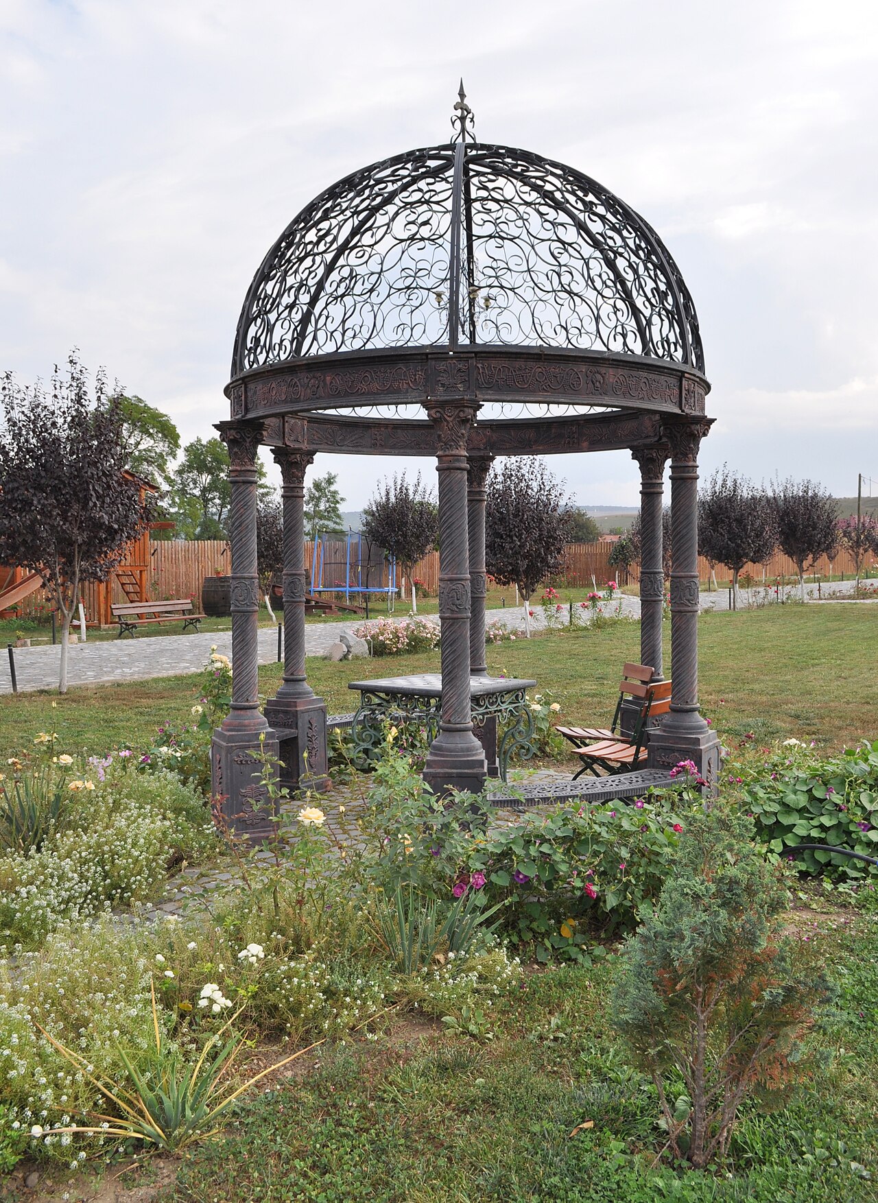 Foișorul din parc, văzut integral.