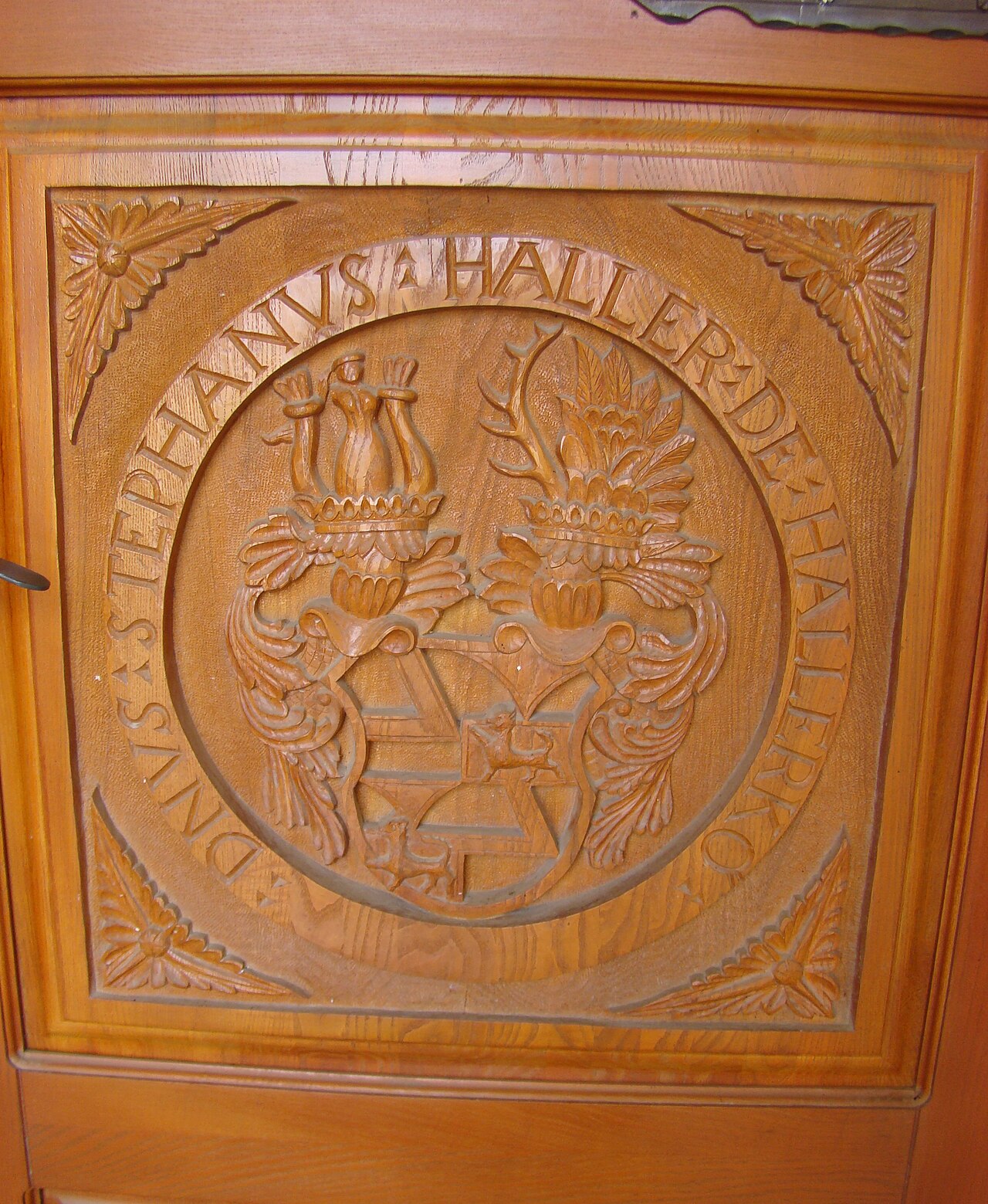 Detaliu al tâmplăriei de lemn cu inscripție sculptată.