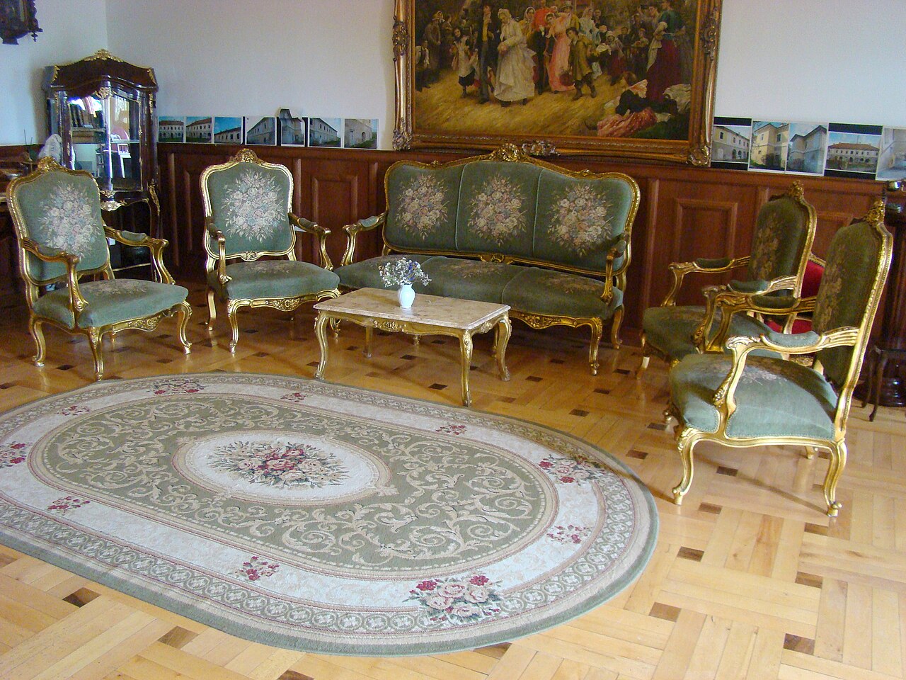 Salonul amenajat pentru funcțiunea hotelieră: tavan, ferestre, pardoseală și mobilier.