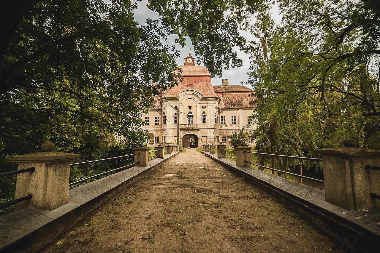 Podul, balustradele și pavilionul central într-o perspectivă axială.