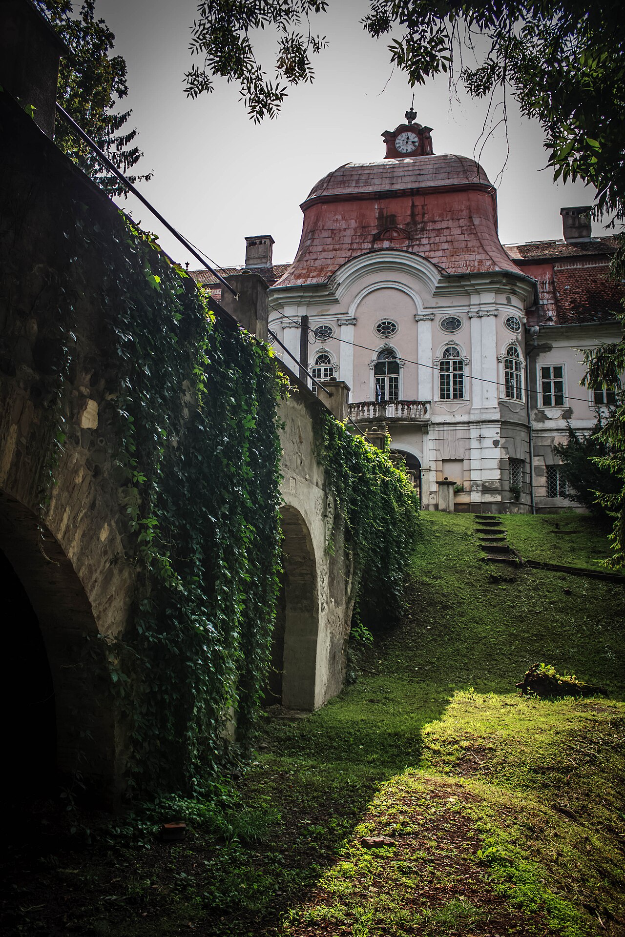 Pavilionul central și acoperișul baroc văzute din parc.