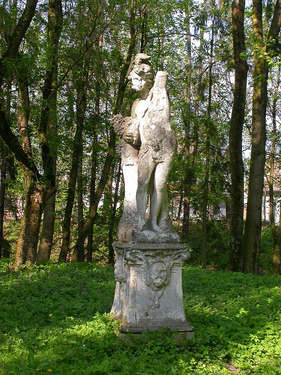 Altă statuie și soclu din parcul istoric.