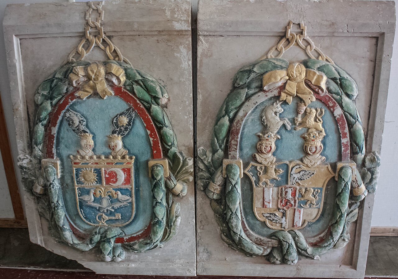 Două blazoane policrome în decorul interior.