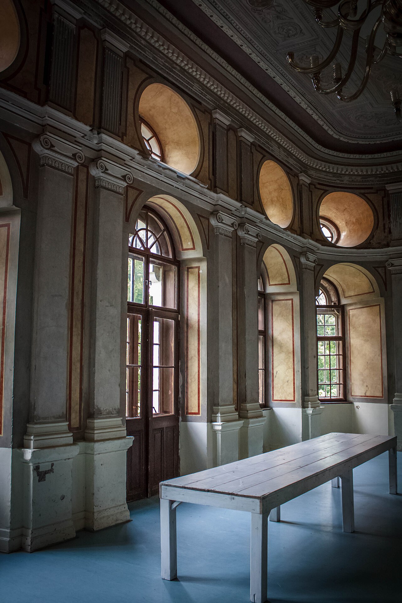 Sala de reprezentare, cu ferestre arcuite pe două registre și decor de tavan.