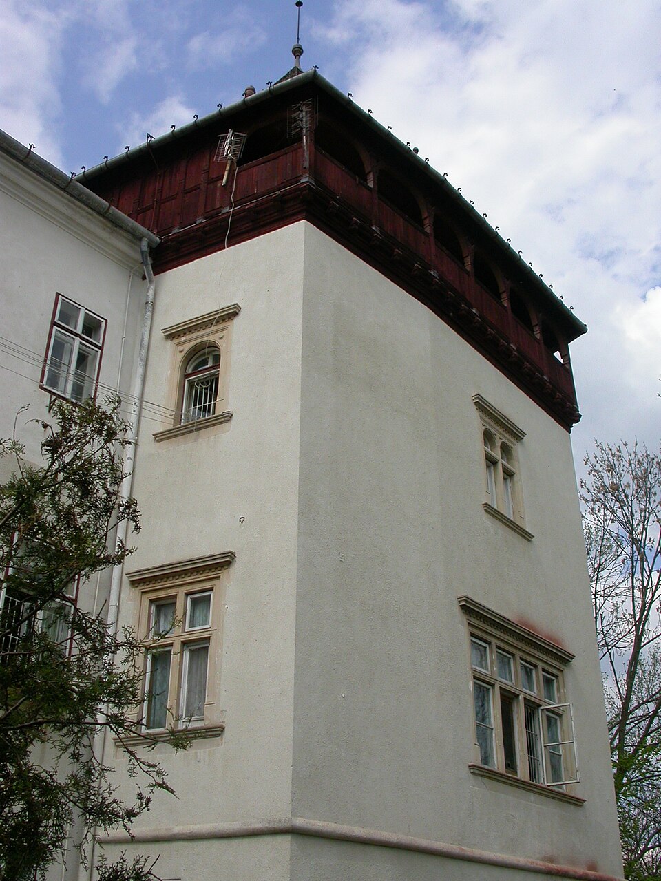 Turnul de colț cu galerie de lemn la partea superioară.
