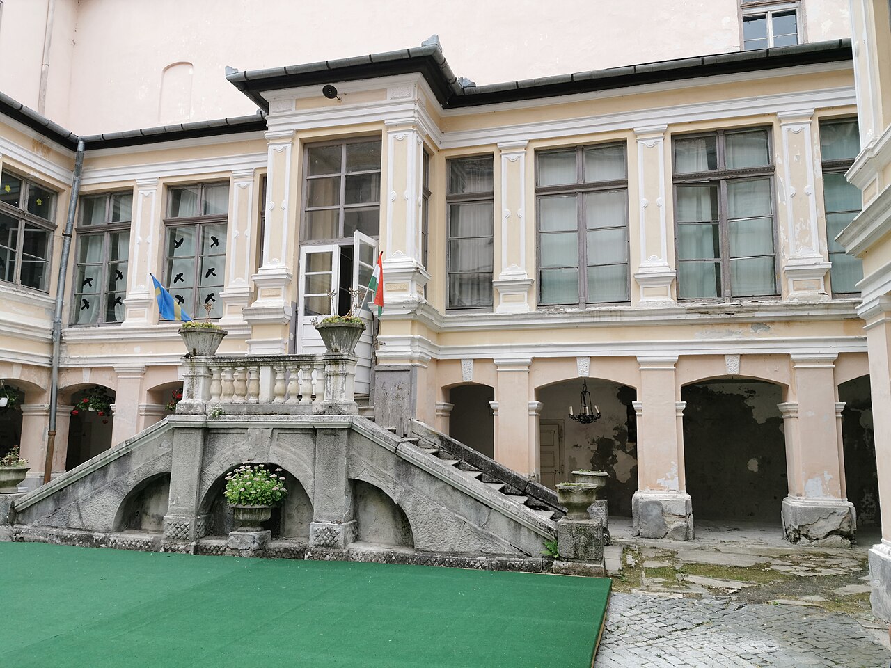 Scara monumentală și galeria vitrată, într-o vedere apropiată din curte.