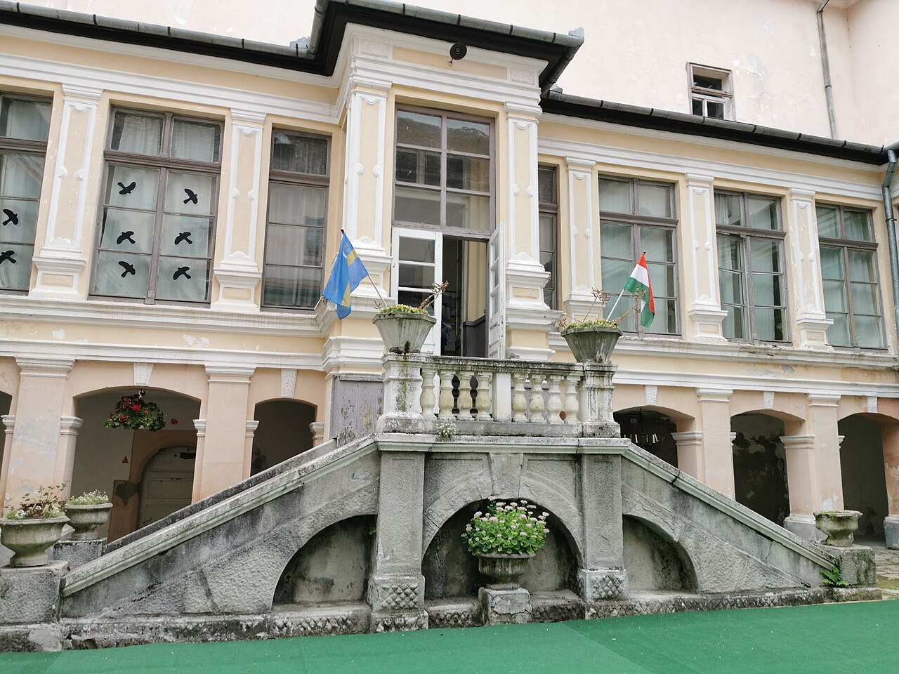 Scara și galeria vitrată, privite frontal din curte.