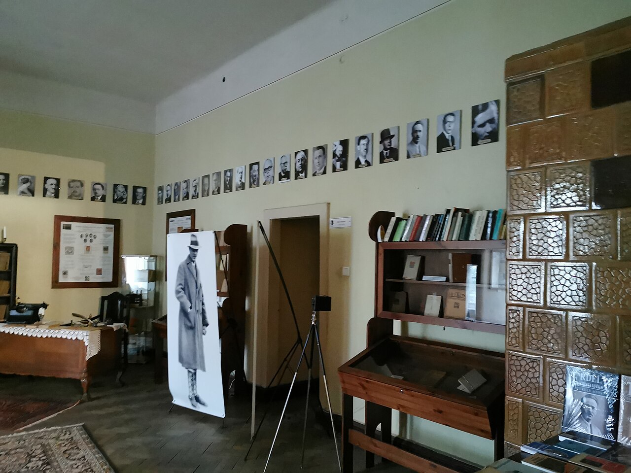Cameră memorială, văzută către soba de teracotă și peretele lateral.