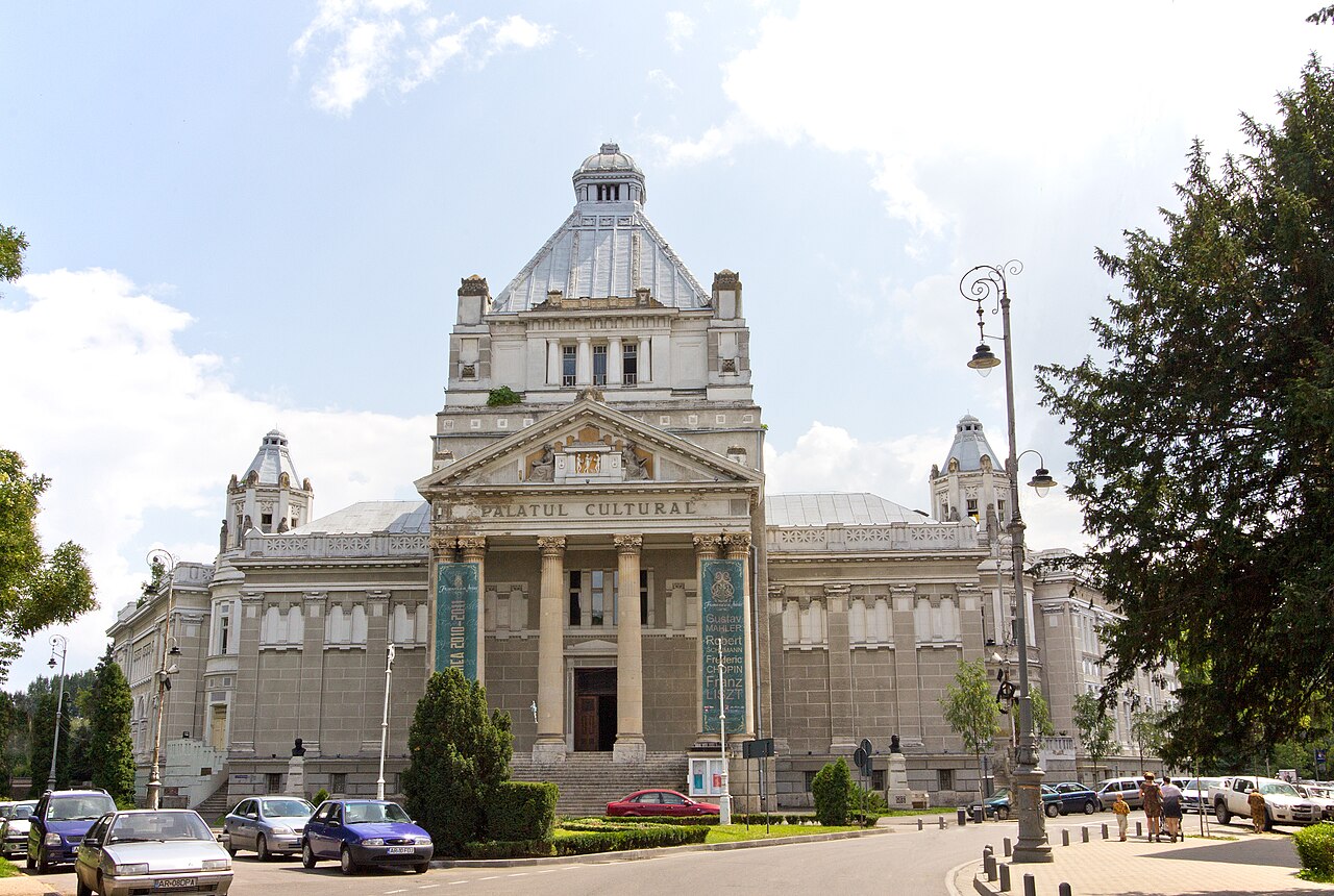 Fațada principală, turnul central și aripile laterale, vedere de ansamblu.