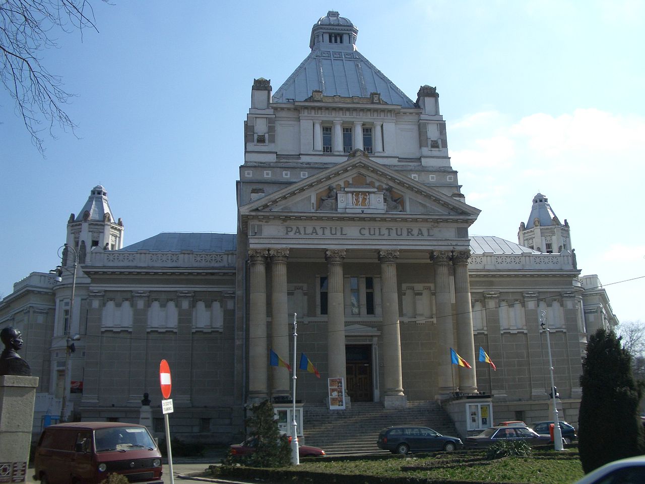 Fațada frontală, coloanele, frontonul și turnul central.