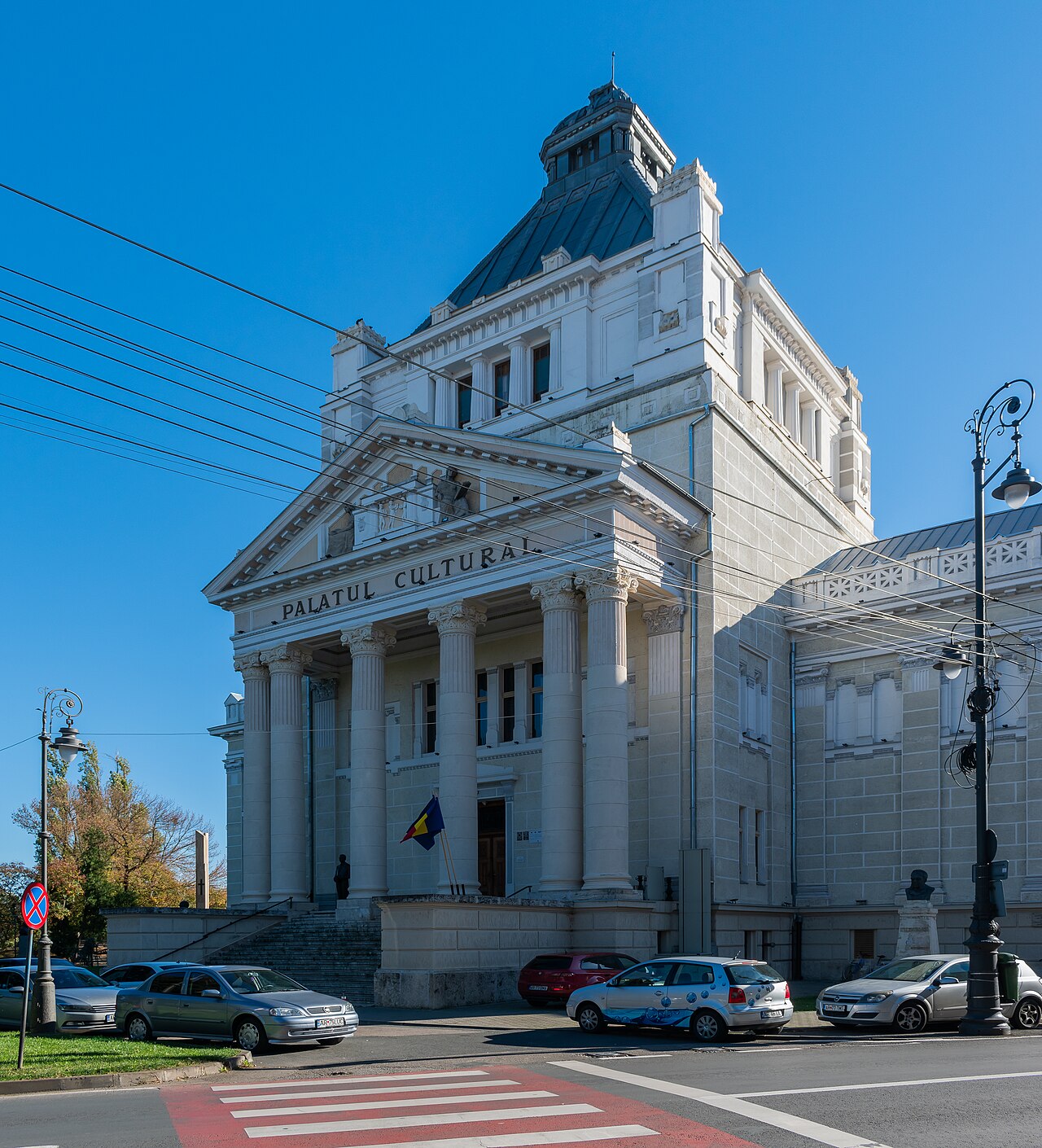 Porticul și fațada laterală, într-o vedere oblică.
