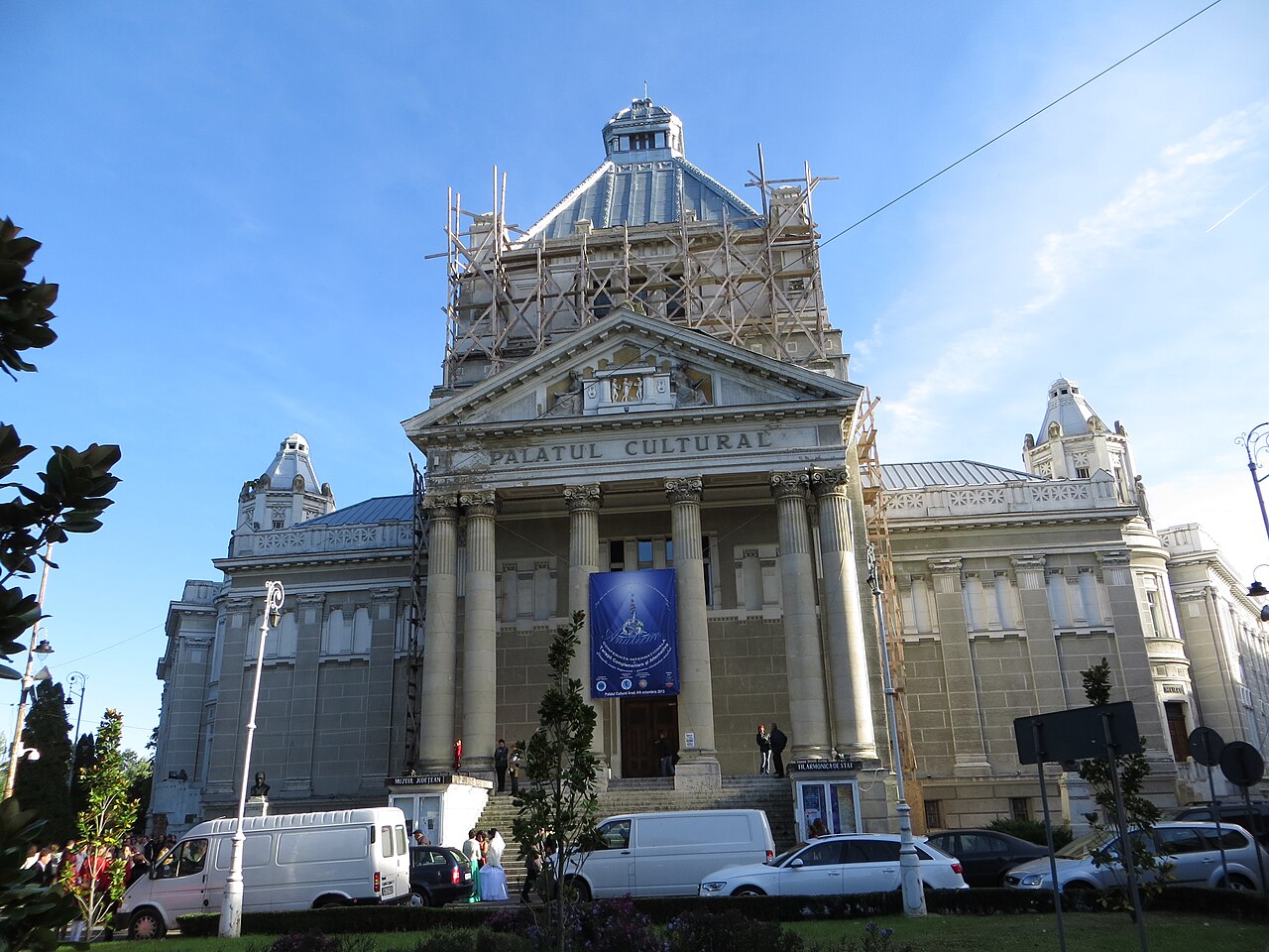 Palatul, văzut din piață, cu portic și turnuri laterale.