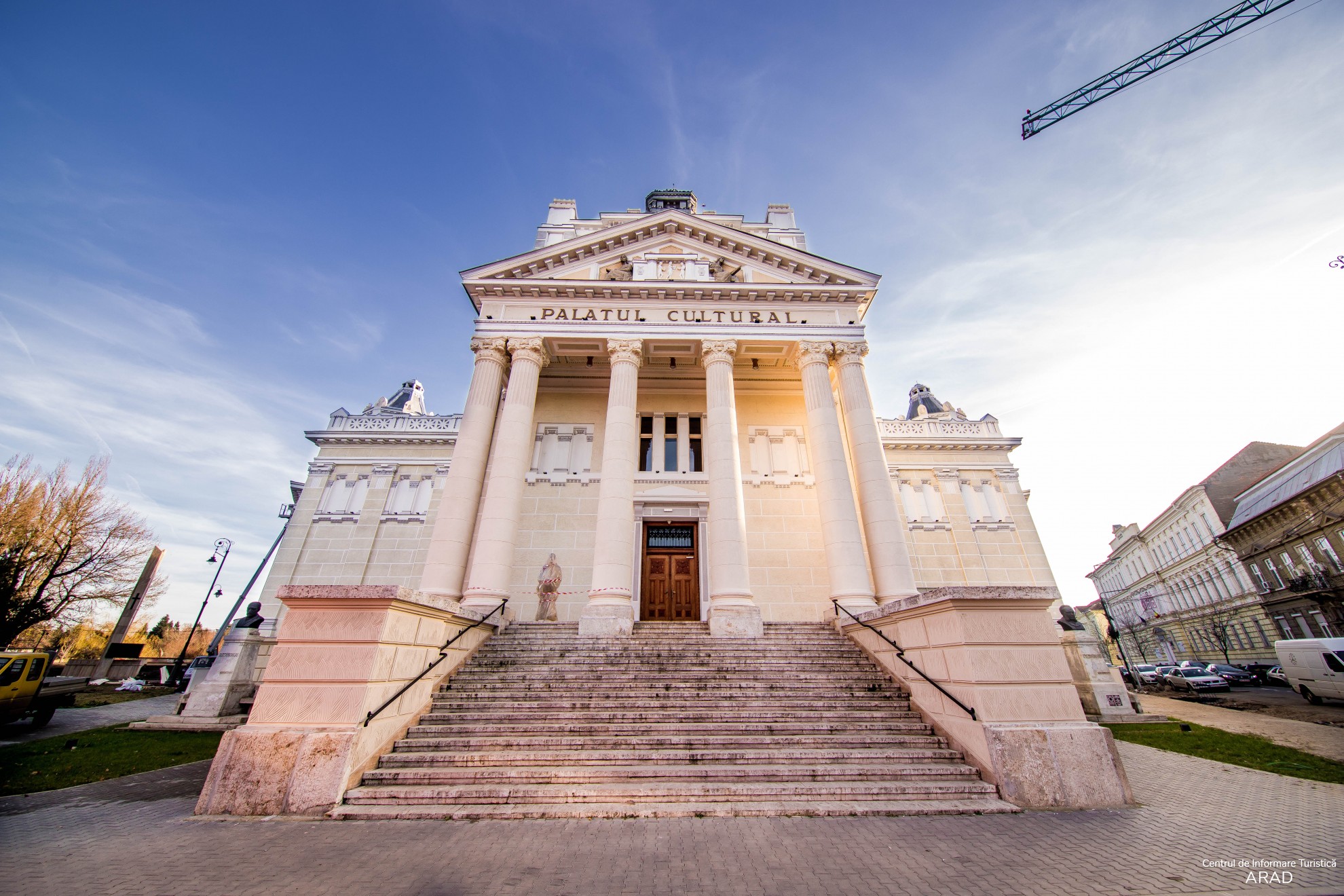Scara monumentală, porticul cu coloane și frontonul.