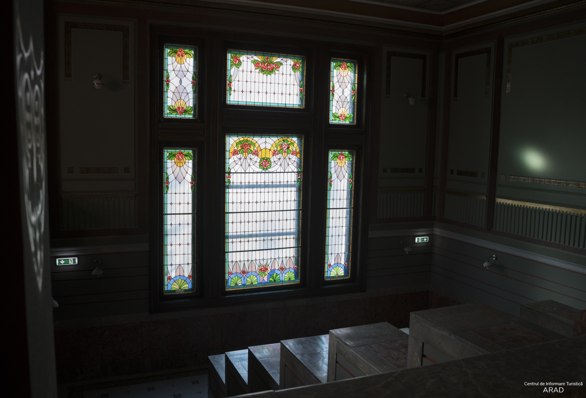 Casa scării și golul cu vitralii, cu lambriu și trepte.