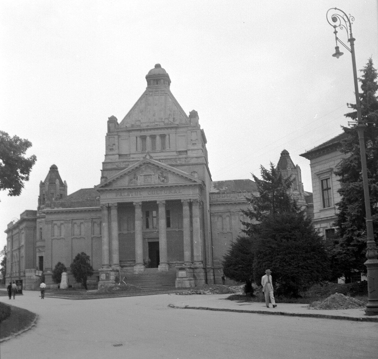 Fotografie istorică frontală a palatului, din arhiva Fortepan.