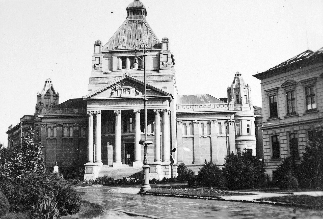 Fotografie istorică oblică, cu portic și turnul central.