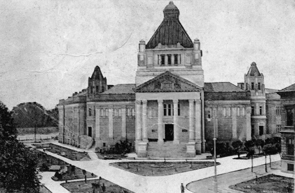 Fotografie istorică a palatului, publicată de Filarmonică în secțiunea despre inaugurare; volumetrie și portic fără amenajările urbane actuale.