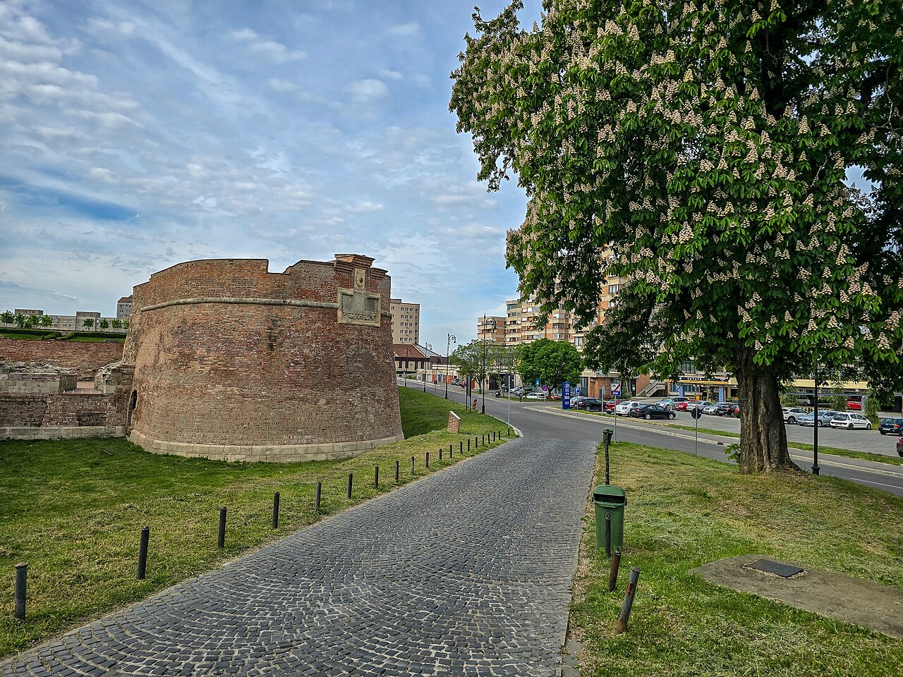 Bastionul rotunjit în colțul vizibil și aleea de la baza sa.