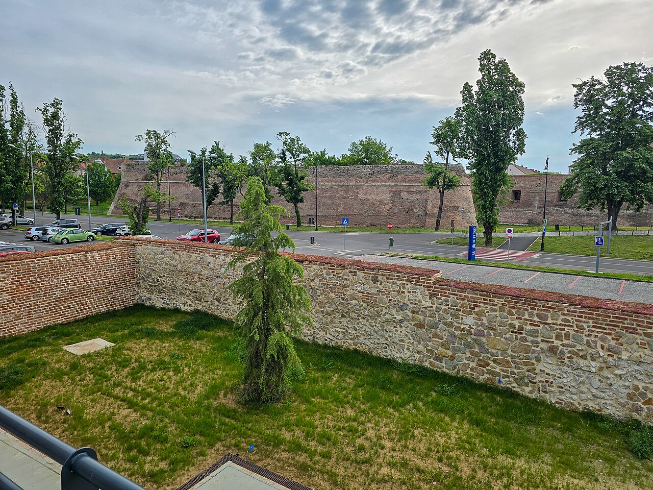 Ziduri de piatră și curtina înaltă, cu șanțul și spațiul exterior.