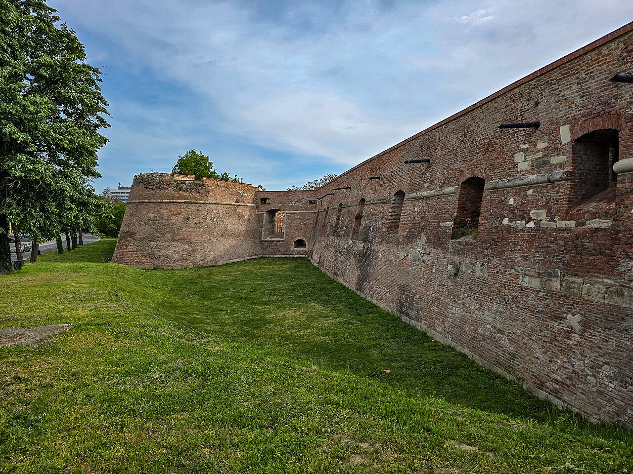 Curtina de cărămidă și racordul cu bastionul, văzute oblic.