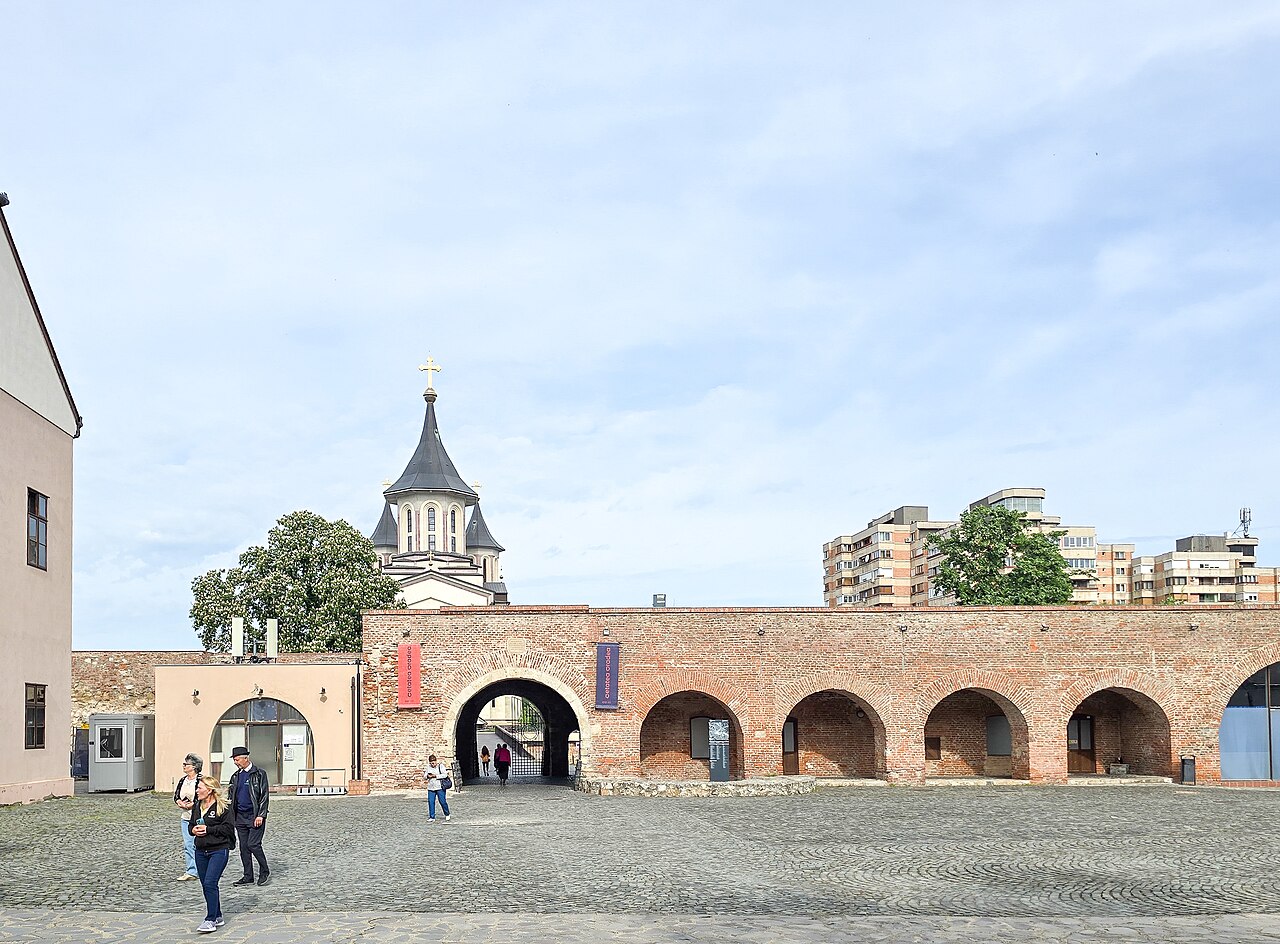 Șirul de arcade al incintei și pasajul de acces.