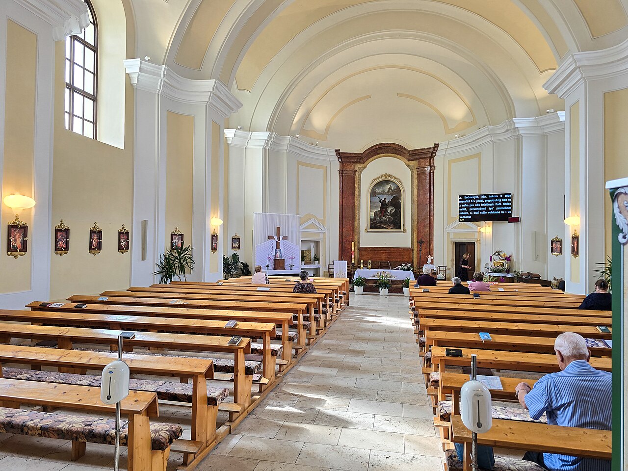 Interiorul bisericii, cu boltă, pilaștri și altar.